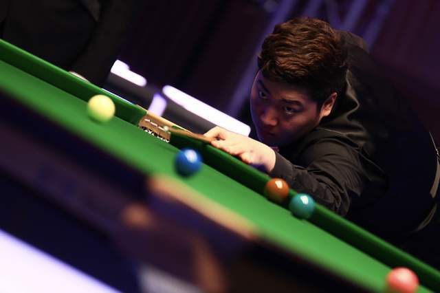 血性！韩国队球员挑衅拜合拉木，王博豪为队友出头撞倒挑事者